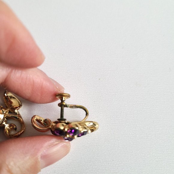 Vintage large screw back purple rhinestone gold tone earrings with floral design - Picture 3 of 5